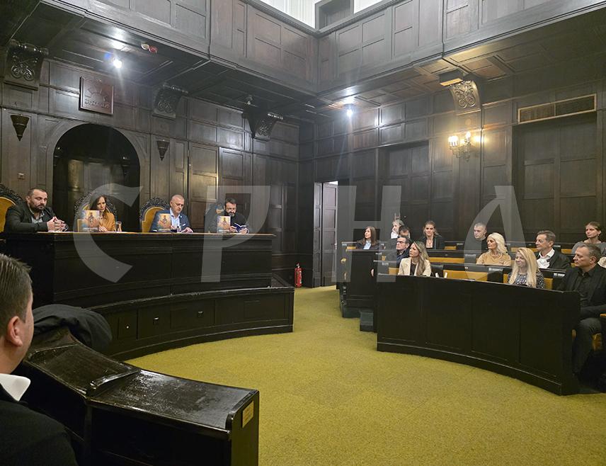 БАЊАЛУКА, 1. НОВЕМБРА /СРНА/ - У Културном центру Бански двор у Бањалуци вечерас је представљена књига "Епархија захумско-херцеговачка у вријеме Светог Василија Острошког", аутора Велибора Шиповца.