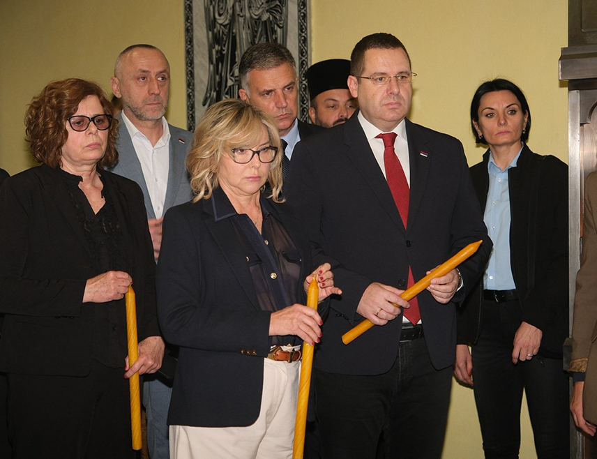 БАЊАЛУКА, 1. НОВЕМБРА /СРНА/ - Српски делегат у Дому народа Парламентарне скупштине БиХ Радован Ковачевић данас је заједно са званичницима Републике Српске запалио свијеће у Храму Христа Спаситеља у Бањалуци за невино страдале у новосадској трагедији.