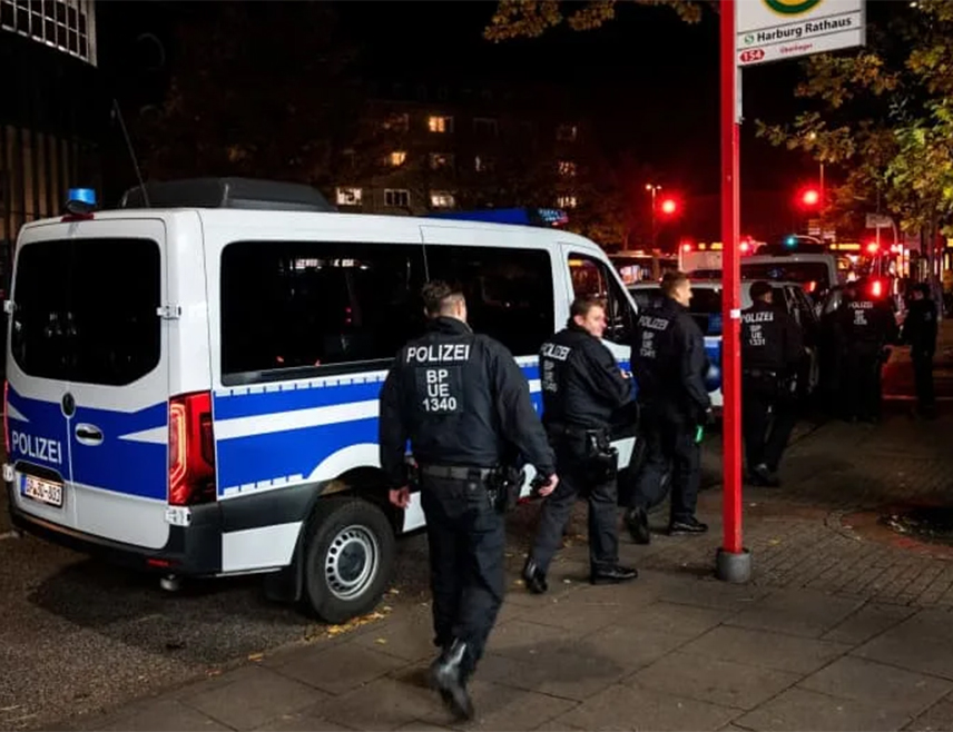 БЕРЛИН, 1. НОВЕМБРА /СРНА/ - Неколико полицијских аутомобила интервенисало је на југу Њемачке након пријаве да жена носи мач на улици.