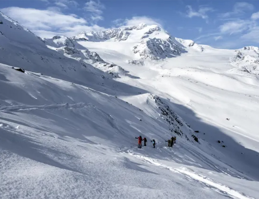 РИМ, 1. НОВЕМБРА /СРНА/ - Тројица њемачких скијаша погинула су данас у лавини близу врха Вертана у Јужном Тиролу у Италији, а два лица су нестала и за њима трагају и хеликоптери, али су услови отежани због смањене видљивост и снијега.