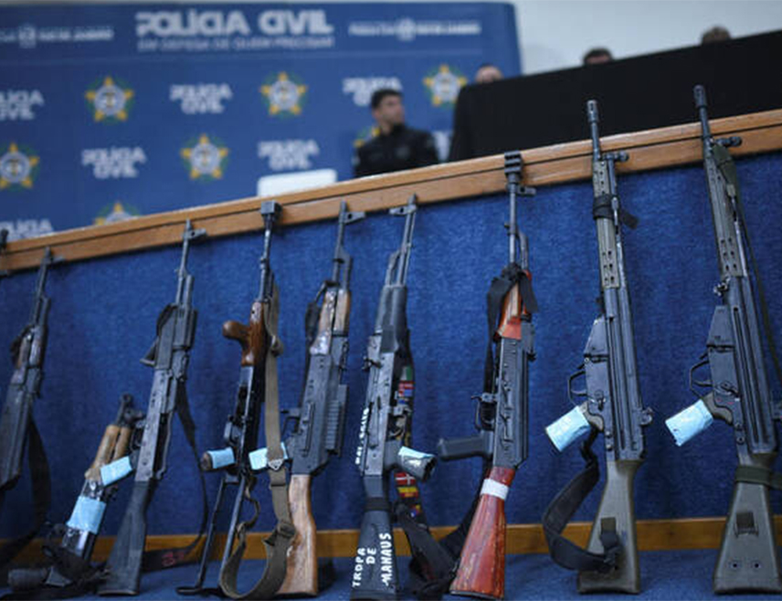 РИО ДЕ ЖАНЕИРО, 1. НОВЕМБРА /СРНА/ - Бразилске власти заплијениле су оружје вриједно више од два милиона долара у акцији усмјереној на трговце дрогом у Рио де Жанеиру, најсмртоноснијој у историји земље.