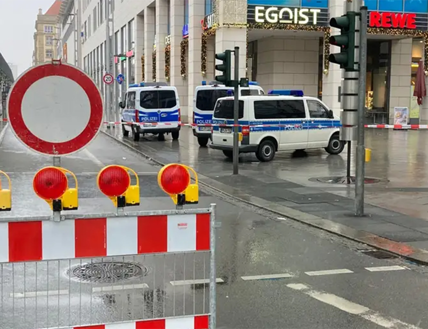 ФРАНКФУРТ, 1. НОВЕМБРА /СРНА/ - Тржни центар у Франкфурту евакуисан је вечерас након пријаве о великој буци у објекту, али је полиција након прегледа објекта саопштила да нема опасности.