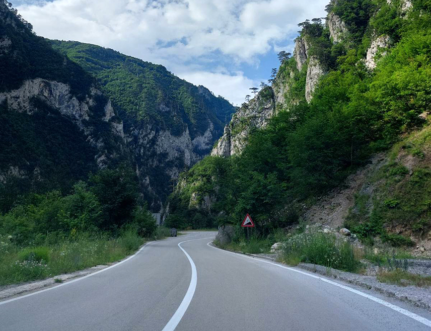 БАЊАЛУКА, 2. НОВЕМБРА /СРНА/ - Саобраћај се у Републици Српској и Федерацији БиХ /ФБиХ/ одвија несметано, по претежно сувим коловозима, а возачима се савјетује опрез због магле која смањује видљивост у котлинама, саопштено је из Ауто-мото савеза /АМС/ Српске.