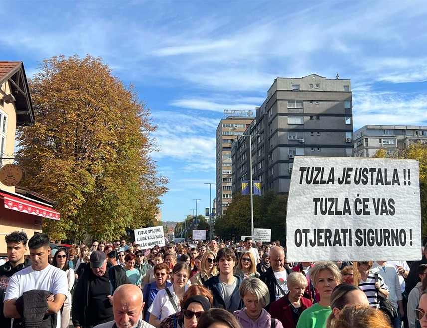 ЗВОРНИК, 2. НОВЕМБРА /СРНА/ - Грађани су данас у протестној шетњи Тузлом због злостављања двије малољетне дјевојчице /16/ затражили одговорност и оставке након што је ухапшено осам мушкараца, међу њима четири полицајца и један универзитетски професор.