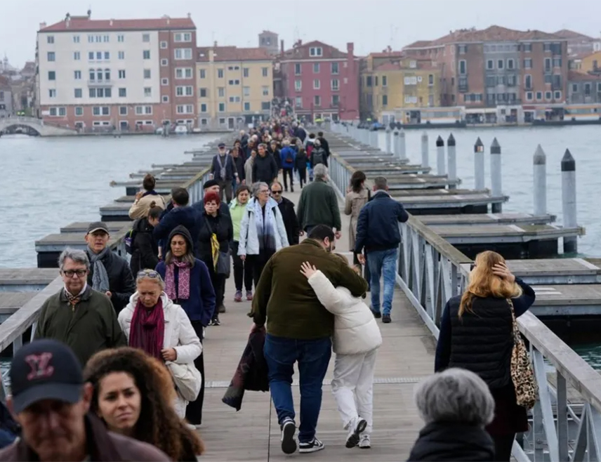 ВЕНЕЦИЈА, 2. НОВЕМБРА /СРНА/ - Градска управа Венеције ове године поново је подигла привремени мост до острва Сан Микеле, гдје почивају амерички пјесник Езра Паунд, руски композитор Игор Стравински и многи обични грађани.