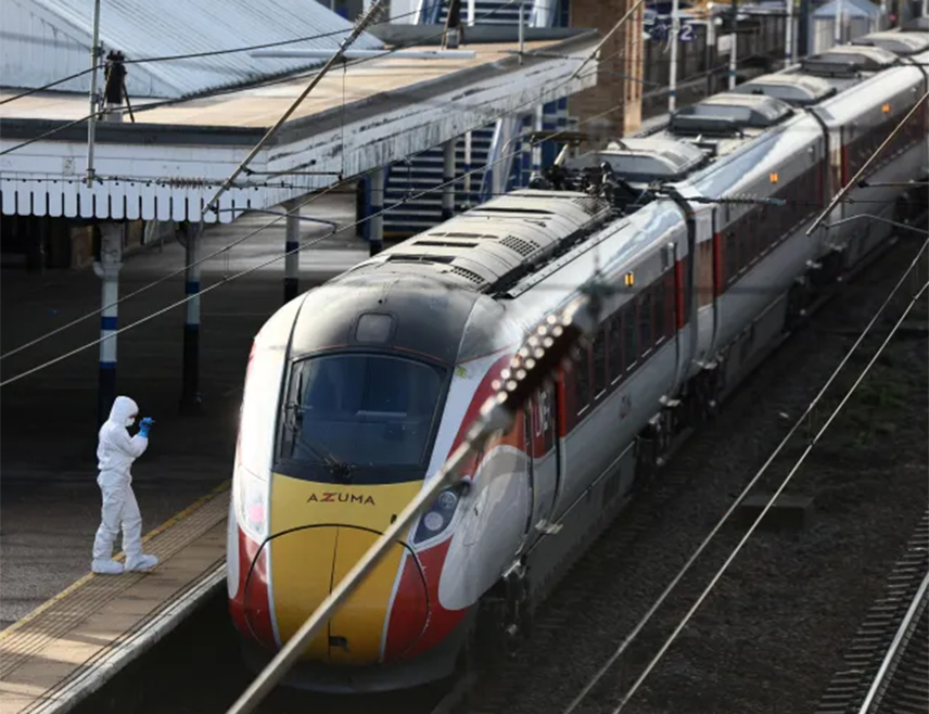 ЛОНДОН, 2. НОВЕМБРА /СРНА-Ројтерс/ - Један од осумњичених за напад ножем у возу у Енглеској пуштен је на слободу, саопштила је британска полиција.