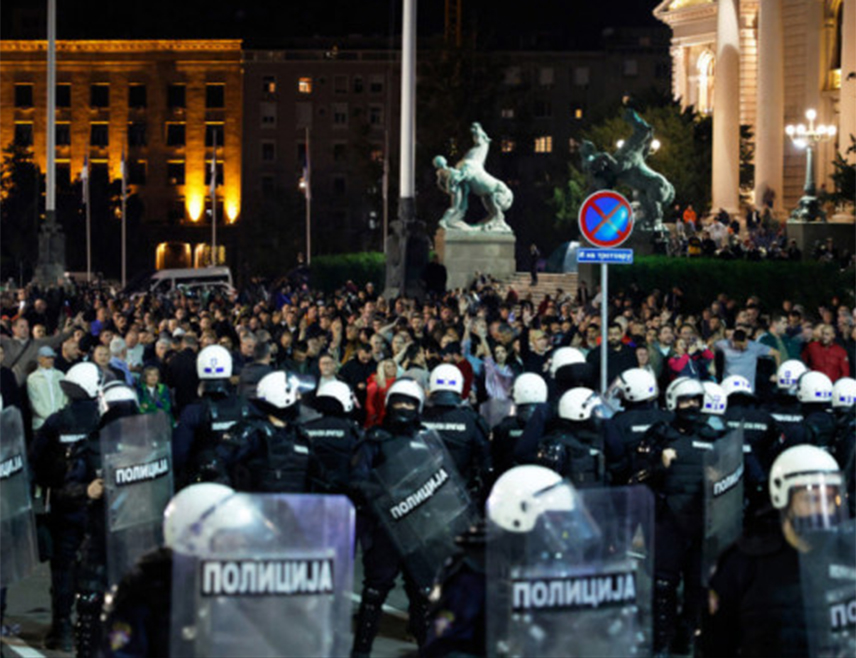 БЕОГРАД, 2. НОВЕМБРА /СРНА/ - Предсједник Србије Александар Вучић позвао је вечерас на мир и уздржаност након што је дошло до окупљања грађана испред Скупштине Србије.