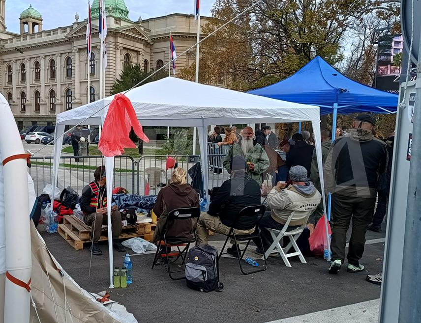 БЕОГРАД, 3. НОВЕМБРА /СРНА/ - На платоу испред Дома Народне скупштине Србије у Београду јутрос је мирно, а нормализован је саобраћај у Таковској и улици Кнеза Милоша.