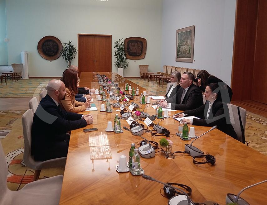 БЕОГРАД, 3. НОВЕМБРА /СРНА/ - Министар за просторно уређење, грађевинарство и екологију Републике Српске Бојан Випотник састао се данас у Београду са министром заштите животне средине Србије Саром Павков, а након разговора предвиђено је потписивање меморандума о разумијевању и сарадњи у области заштите животне средине.