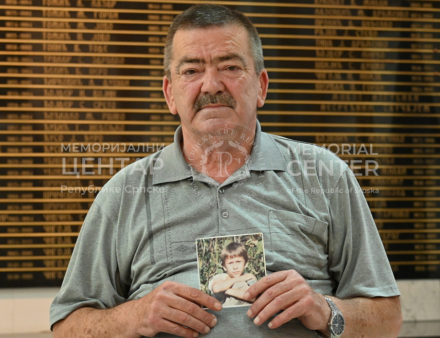 БАЊАЛУКА, 3. НОВЕМБРА /СРНА/ - Миодраг Батиница свједочио је за Меморијални центар Републике Српске о страдању свог четрнаестогодишњег сина Ненада, који је убијен 7. септембра 1992. године током гранатирања Мркоњић Града.