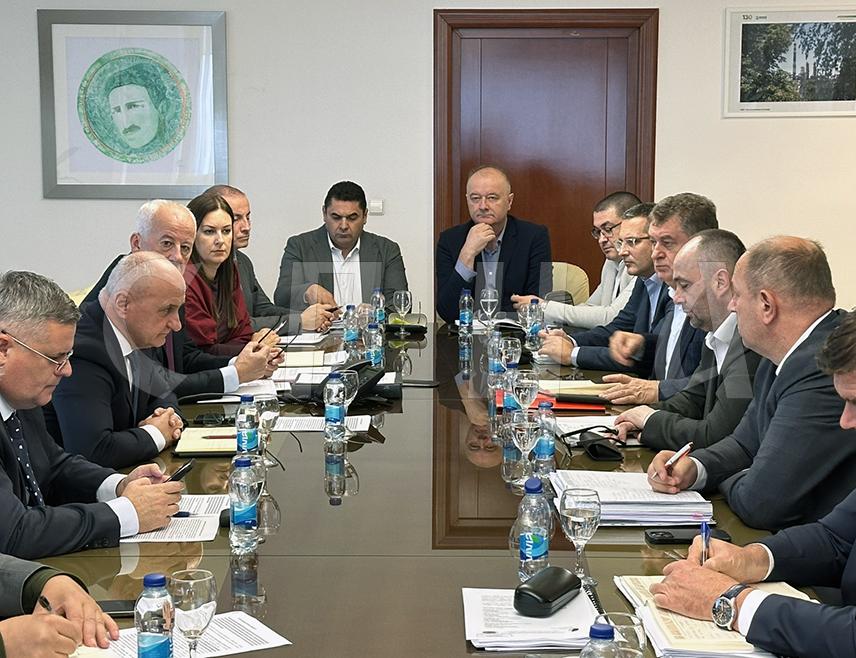 БАЊАЛУКА, 3. НОВЕМБРА /СРНА/ - Министар енергетике и рударства Републике Српске Петар Ђокић састао се у Бањалуци са представницима "Електропривреде Републике Српске" /ЕРС/ и Рудника и Термоелектране /РиТЕ/ "Угљевик".