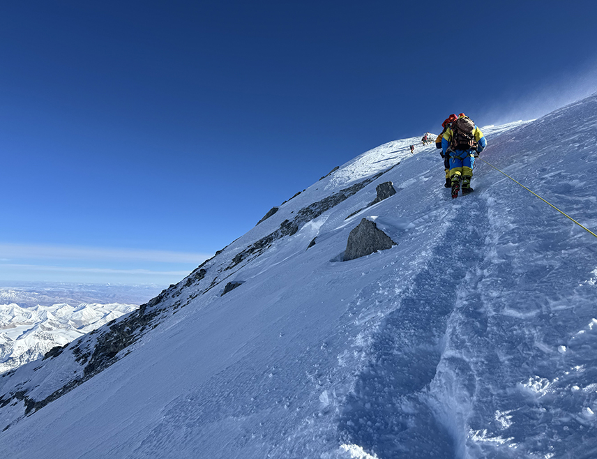 КАТМАНДУ, 3. НОВЕМБРА /СРНА/ - Троје планинара, укључујући једног страног држављанина, је погинуло, а осам других се води као нестало када је лавина погодила планинарску експедицију на врху Хималаја у Непалу, саопштено је из полиције.