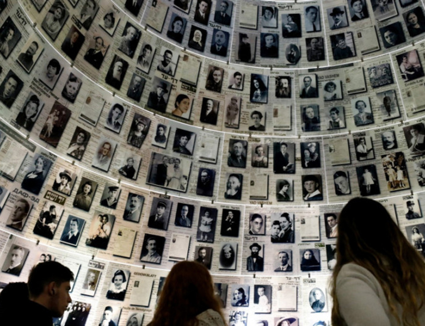 ЈЕРУСАЛИМ, 3. НОВЕМБРА /СРНА-Ројтерс/ - Пет од преко шест милиона Јевреја убијених у Холокаусту досад је идентификовано, а уз даљу помоћ вјештачке интелигенције могло би бити још више, саопштено је из Меморијалног центра "Јад Вашем" у Јерусалиму.
