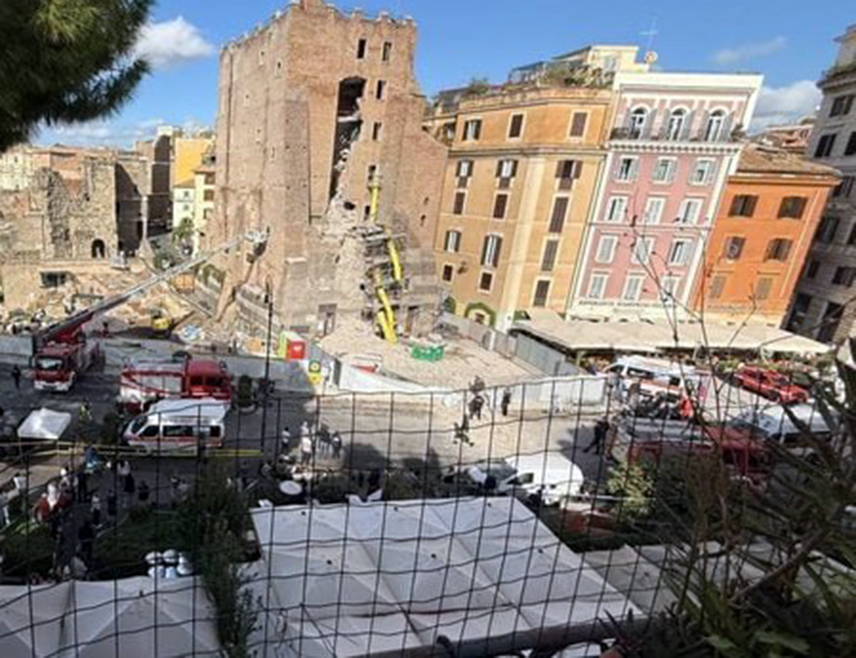 РИМ, 3. НОВЕМБРА /СРНА/ - Ватрогасци и даље покушавају да извуку радника који је сатима заробљен испод рушевина средњовјековне куле која се дјелимично срушила током реновирања у центру Рима.