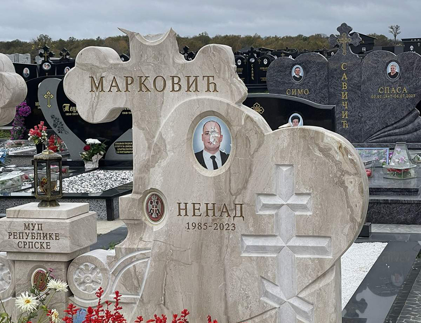 БИЈЕЉИНА, 3. НОВЕМБРА /СРНА/ - На Новом градском гробљу у Бијељини уништен је споменик инспектору Ненаду Марковићу, који је 2023. године убијен на дужности, а породица је случај пријавила полицији, потврдила је Срни портпарол Полицијске управе Бијељина Тања Ковачевић.