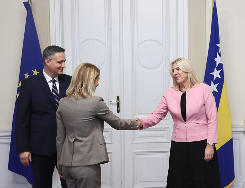 ИСТОЧНО САРАЈЕВО, 3. НОВЕМБРА /СРНА/ - Српски члан Предсједништва БиХ Жељка Цвијановић истакла је да Република Српска тражи да у процесу европских интеграција учествује у складу са својом дефинисаном уставном позицијом и да од ЕУ очекује рационалнији приступ и више разумијевања за сложену уставну структуру у БиХ.