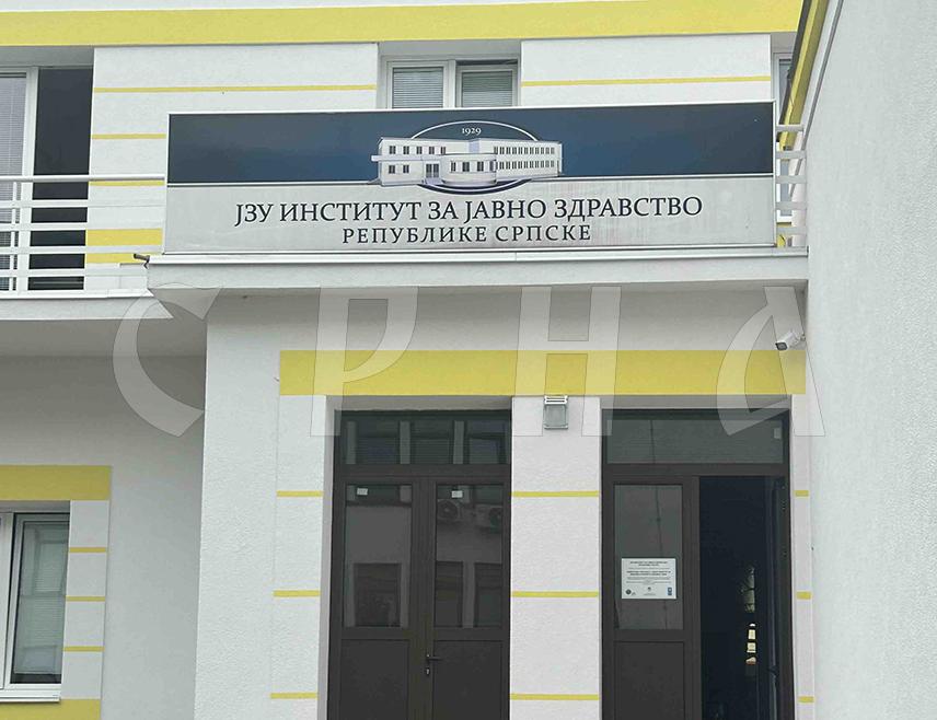 БАЊАЛУКА, 3. НОВЕМБРА /СРНА/ - Институт за јавно здравство Републике Српске саопштио је да су Дом здравља, болница и Медицински факултет у Фочи у сарадњи са Институтом предузели све неопходне мјере на збрињавању студенткиње из Индије која болује од тифуса, као и на спречавању даљег ширења заразе.