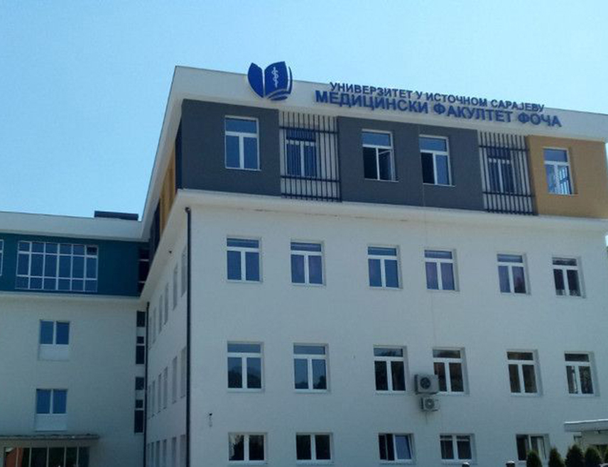 ФОЧА, 3. НОВЕМБРА /СРНА/ - Дјевојка из Индије, која студира у Фочи, а која је обољела од тифуса инфекцију је стекла у својој матичној земљи, која се сматра ендемском за Салмонеллу тепхy, тамо је лијечена, а на наше просторе је дошла у фази оздрављења, истакао је декан Медицинског факултета у Фочи Дејан Бокоњић.