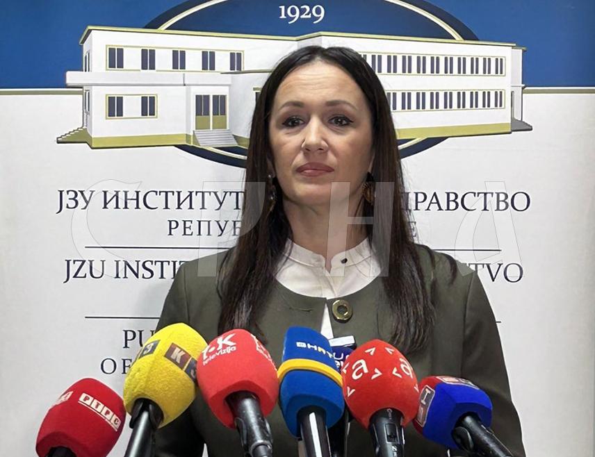 БАЊАЛУКА, 4. НОВЕМБРА /СРНА/ - Све особе које су биле у контакту са студенткињом из Индије која је обољела од трбушног тифуса су под надзором и за сада негативне на ову болест, рекла је начелник Службе за епидемиологију у Институту за јавно здравство Републике Српске Нина Родић Вукмир.