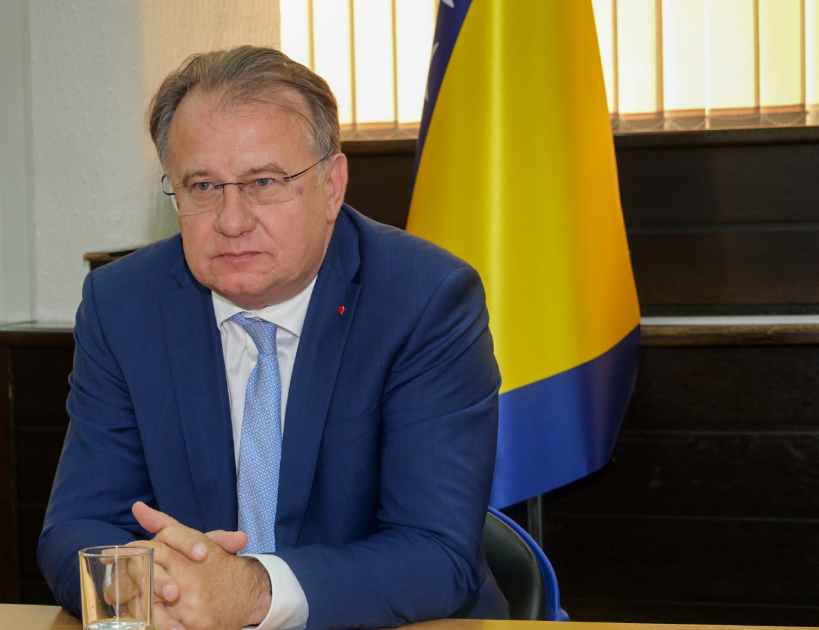 САРАЈЕВО, 4. НОВЕМБРА /СРНА/ - Полиција Кантона Сарајево, по налогу Посебног одјељења за сузбијање корупције и организованог криминала /ПОСКОК/, јутрос је извршила претресе и привремено одузела четири мобилна телефона у вези са случајем спорне преписке премијера Федерације БиХ Нермина Никшића и челника Федералне управе полиције /ФУП/.