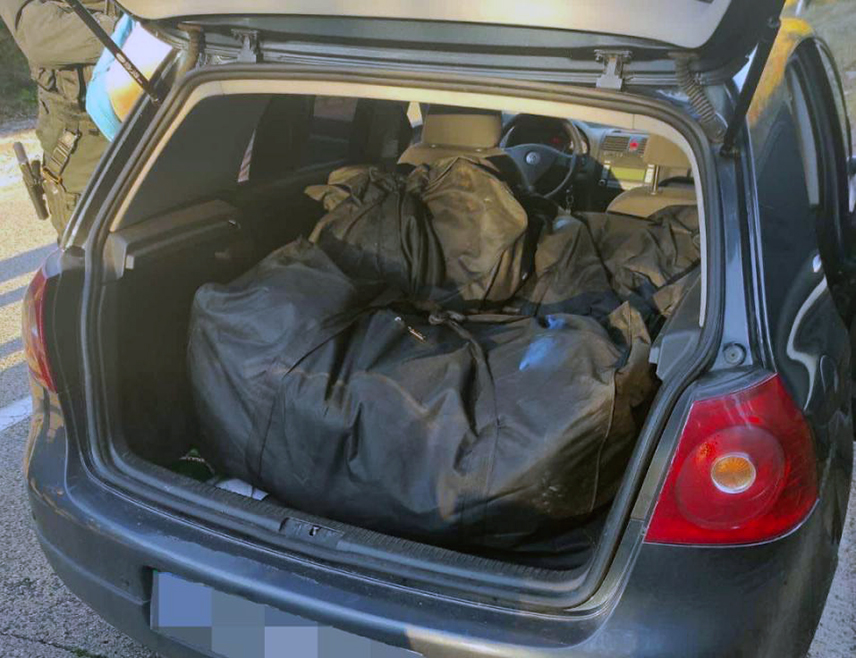 БАЊАЛУКА, 4. НОВЕМБРА /СРНА/ - Припадници Управе за организовани и тешки криминалитет МУП-а Републике Српске у сарадњи са службеницима Полицијске управе Требиње ухапсили су четири лица код којих је пронађена већа количина сканка.