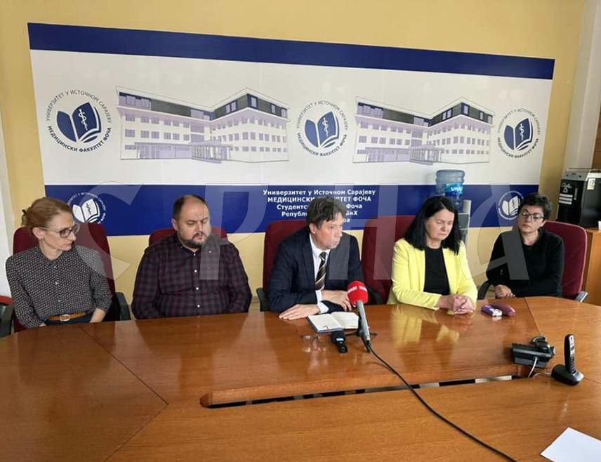 ФОЧА, 4.НОВЕМБРА /СРНА/ - Студенткиња из Индије, након операције слијепог цријева и антибиотске терапије у Универзитетској болници, излијечена је од трбушног тифуса и отпуштена је на кућно лијечење, саопштено је данас на конференцији за новинаре на Медицинском факултету у Фочи.