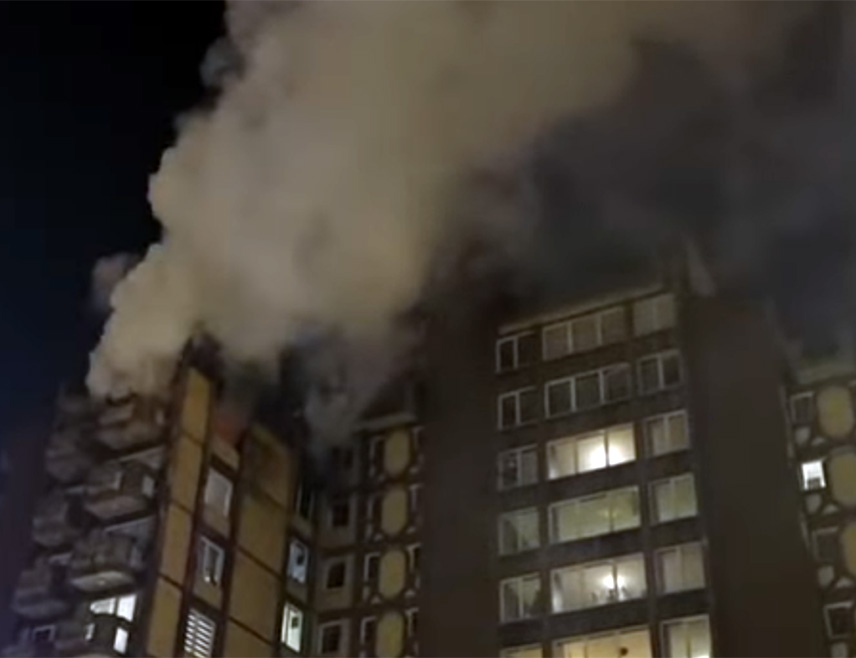 ТУЗЛА, 4. НОВЕМБРА /СРНА/ - Ватрогасци покушавају да локализују пожар који је вечерас избио у објекту Дома пензионера у Тузли.