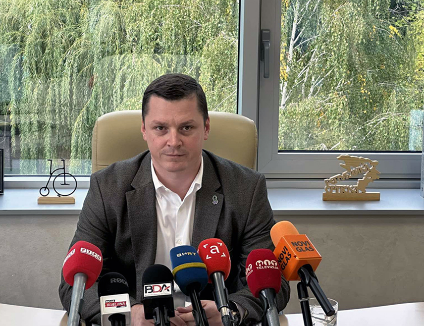 БИЈЕЉИНА, 5. НОВЕМБРА /СРНА/ - Након што је крњи Уставни суд БиХ одбио апелацију предсједника Милорада Додика отвара се пут да се Република Српска обрати Европском суду за људска права у Стразбуру од којег се очекује раскринкавање лажног високог представника и правосуђа БиХ под политичком контролом Бошњака, сматра члан Предсједништва СНСД-а Александар Ђурђевић.