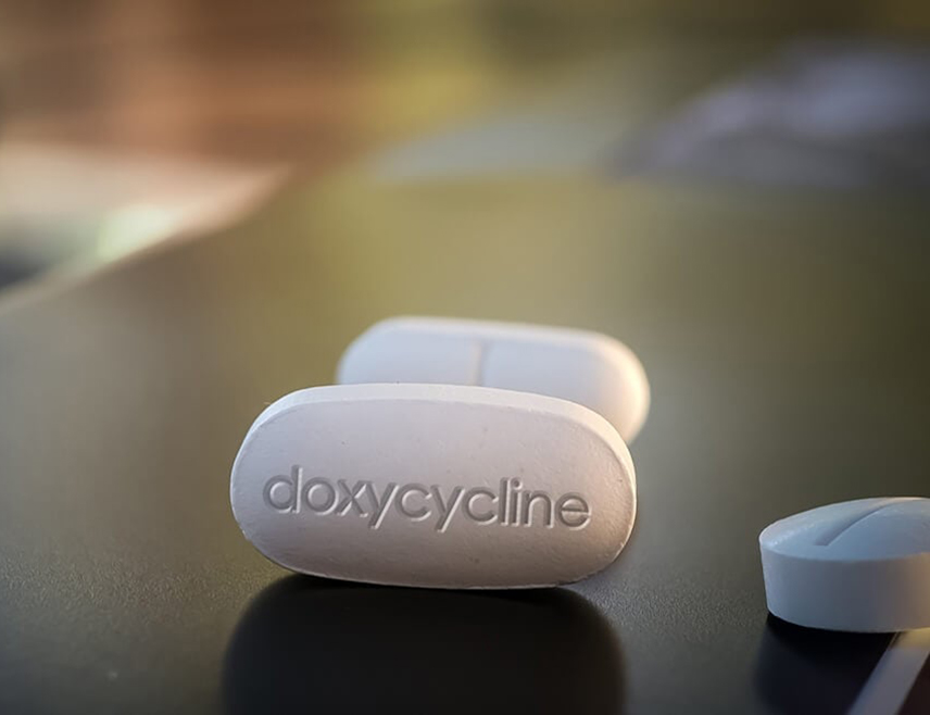 ЕДИНБУРГ, 5. НОВЕМБРА /СРНА/ - Истраживачи су открили да уобичајен антибиотик који се издаје на рецепт може да помогне у смањењу ризика од развоја шизофреније код појединих младих особа.