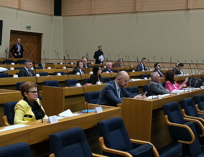 БАЊАЛУКА, 5. НОВЕМБРА /СРНА/ - Шеф Клуба посланика СНСД-а у Народној скупштини Републике Српске Срђан Мазалица изјавио је да Српска располаже значајним ресурсима драгоцјених метала и да су неки покушали да преко Кристијана Шмита дођу до њених природних богатстава и пребаце их у надлежност БиХ.