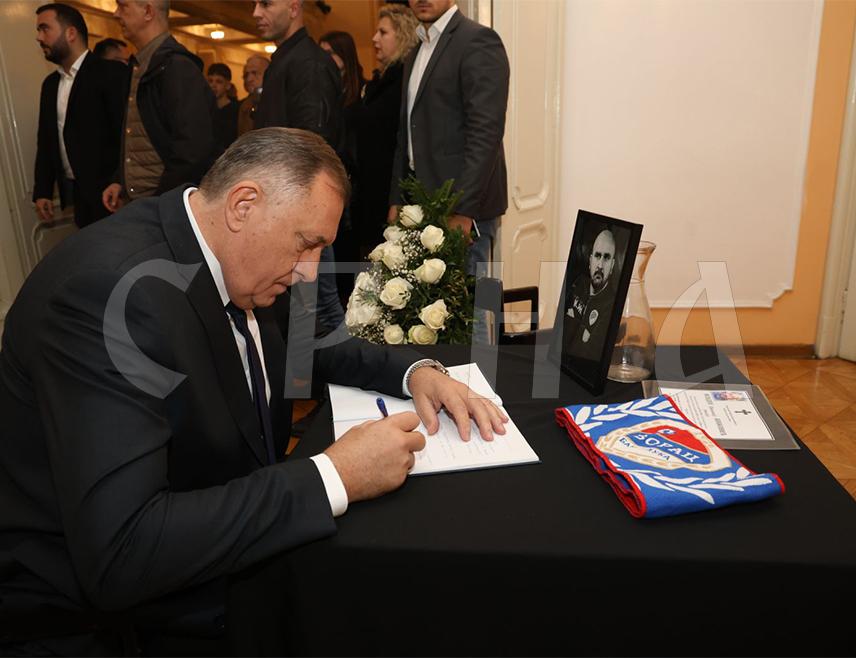 БАЊАЛУКА, 5. НОВЕМБРА /СРНА/ - Предсједник Милорад Додик уписао се данас у Бањалуци у књигу жалости поводом изненадне смрти фудбалског тренера Младена Жижовића.