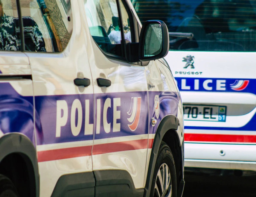 ПАРИЗ, 5. НОВЕМБРА /СРНА-Ројтерс/ - Најмање двоје људи смјештено је на одјељење за интензивну његу након што је возач ударио аутомобилом у групу пјешака и бициклиста на француском острву Олерон, саопштио је француски министар унутрашњих послова Лоран Нуњез.