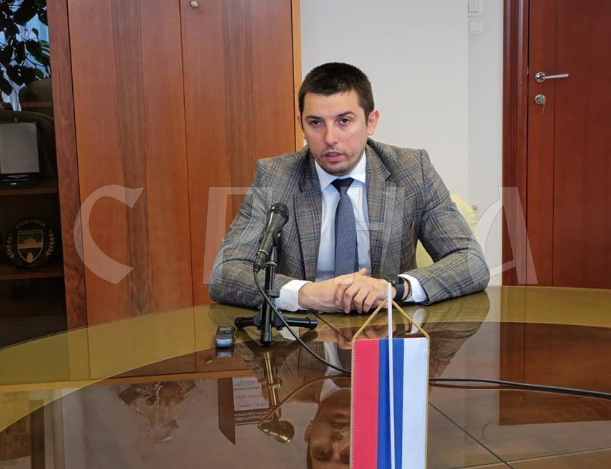 БАЊАЛУКА, 5. НОВЕМБРА /СРНА/ - Министар трговине и туризма Републике Српске Денис Шулић изјавио је Срни да очекује изузетно успјешну зимску туристичну сезону у Српској, и то не само на Јахорини и Игриштима, већ и у другим туристичким центрима попут Бањалуке, Требиња, Бијељине, те у бањским центрима.