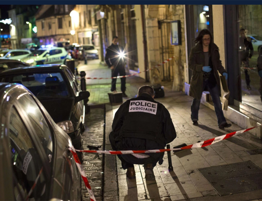 ПАРИЗ, 5. НОВЕМБРА /СРНА - РИА Новости/ - Мушкарац који је ударио аутомобилом у групу пјешака и бициклиста на француском острву Олерон узвикнуо је "Алаху екбер", јавља лист "Паризјен".