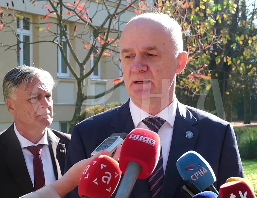 БАЊАЛУКА, 5. НОВЕМБРА /СРНА/ - Ректор Универзитета у Бањалуци Радослав Гајанин изјавио је да ће бити настављен развој ове установе и истакао да је сигуран да би први ректор Драгомир Малић био поносан на остварене резултате у протеклих пола вијека.