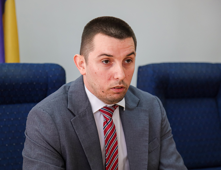 БАЊАЛУКА, 5. НОВЕМБРА /СРНА/ - Министар трговине и туризма Републике Српске Денис Шулић рекао је да је неопходно да се потрошачима омогући едукација о њиховим правима, како би се заштитили од превара.