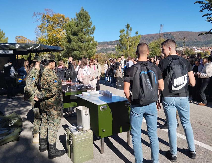 БИЛЕЋА, 5. НОВЕМБРА /СРНА/ - Око 70 ученика Средњошколског центра "Голуб Куреш" из Билеће посјетили су данас касарну "Билећки борци" гдје су се упознали о раду и активностима војника у касарни.