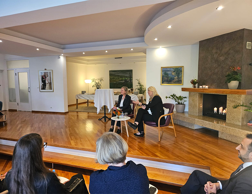 ИСТОЧНО САРАЈЕВО, 5. НОВЕМБРА /СРНА/ - Српски члан Предсједништва БиХ Жељка Цвијановић поручила је страним амбасадорима и другим дипломатама у Сарајеву да најбоље могу помоћи БиХ ако заузму неутралан и избалансиран став према свима  и тако охрабре унутрашњи дијалог који је једини пут ка деескалацији кризе и стабилизацији политичких прилика.