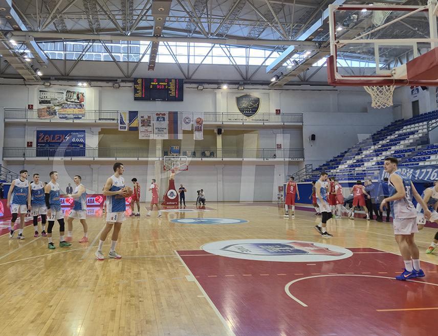 ПАЛЕ, 5. НОВЕМБРА /СРНА/ - На Палама је почео меч домаћег Кошаркашог клуба /КК/ "Јахорина" против екипе "Подгорице" у оквиру регионалне АБА два лиге.