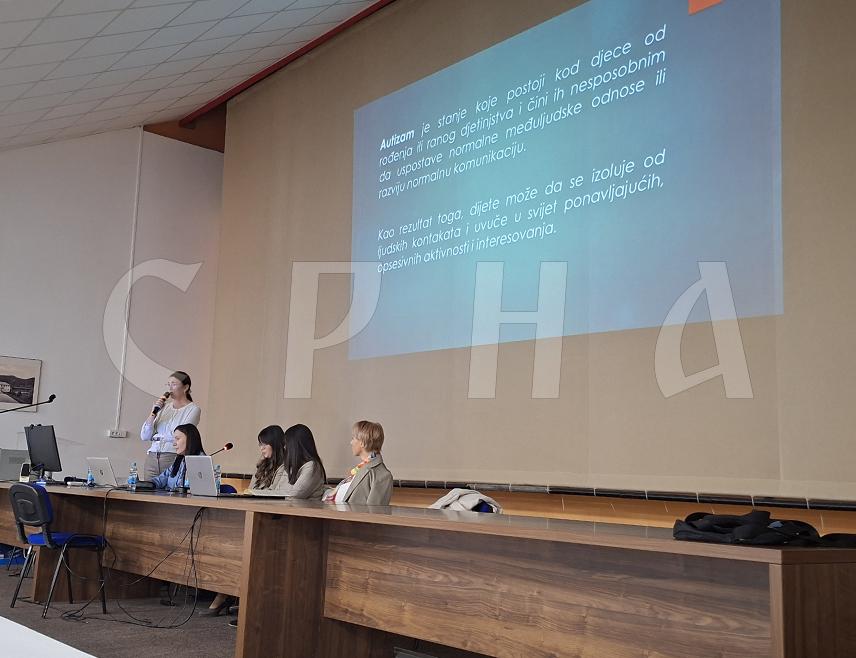 ИСТОЧНО САРАЈЕВО, 5. НОВЕМБРА /СРНА/ - У Болници "Србија" у Источном Сарајеву одржана су предавања "Первазивни развојни поремећај код дјеце - знакови аутизма" и "Конвулзије код дјеце - прва помоћ у болничком и ванболничким условима“ на којима је изложен аутистични спектар поремећаја код дјеце.