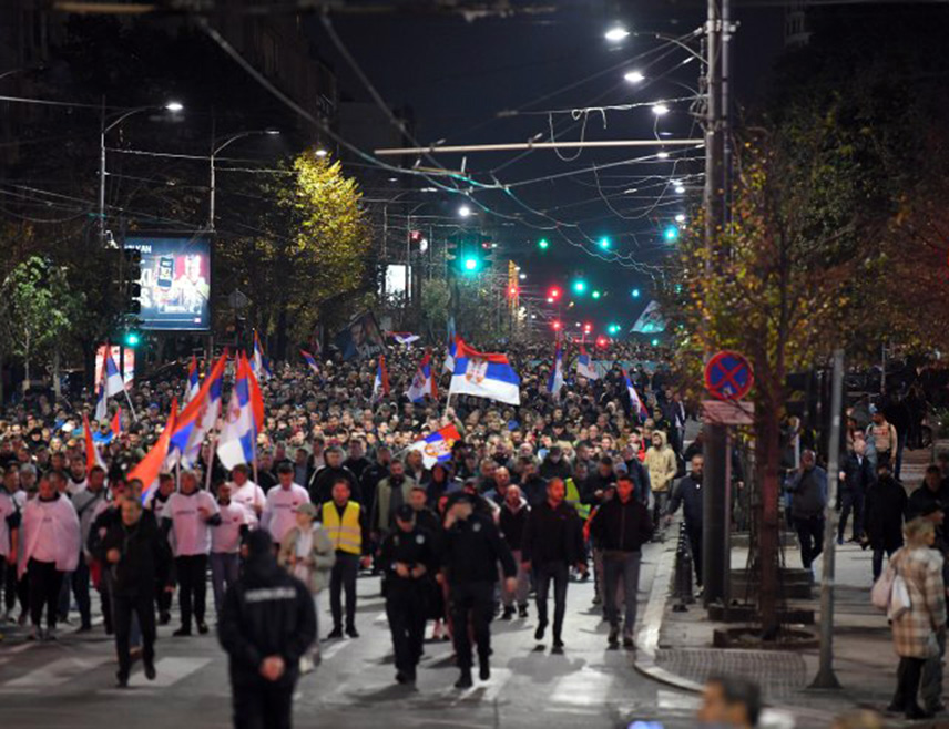 БЕОГРАД, 5. НОВЕМБРА /СРНА/ - Велика група Срба са Косова и Метохије, који осми дан пjешаче ка Новом Саду на велики народни скуп против блокада и у знак подршке држави Србији и предсjеднику Александру Вучићу, вечерас је стигла у Београд, гдје су их на платоу испред Скупштине Србије дочекале десетине хиљаде грађана.