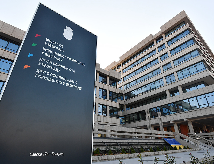 БЕОГРАД, 6. НОВЕМБРА /СРНА/ - Више јавно тужилаштво у Београду саопштило је да је рано јутрос држављанка БиХ чији су иницијали М.А. /24/ покушала ножем да убије полицајца у Полицијској станици Савски венац који је након опомене и упозорења испалио више хитаца из службеног оружја у ваздух и у под, од којих је један погодио осумњичену у ногу.