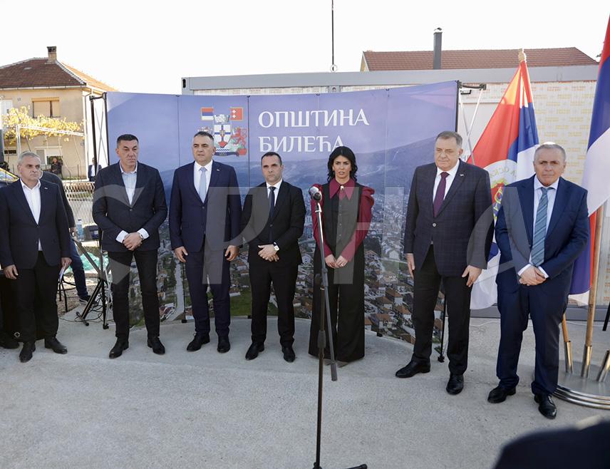 БИЛЕЋА, 6. НОВЕМБРА /СРНА/ - Предсједник Милорад Додик и премијер Републике Српске Саво Минић стигли су данас у посјету Билећи.