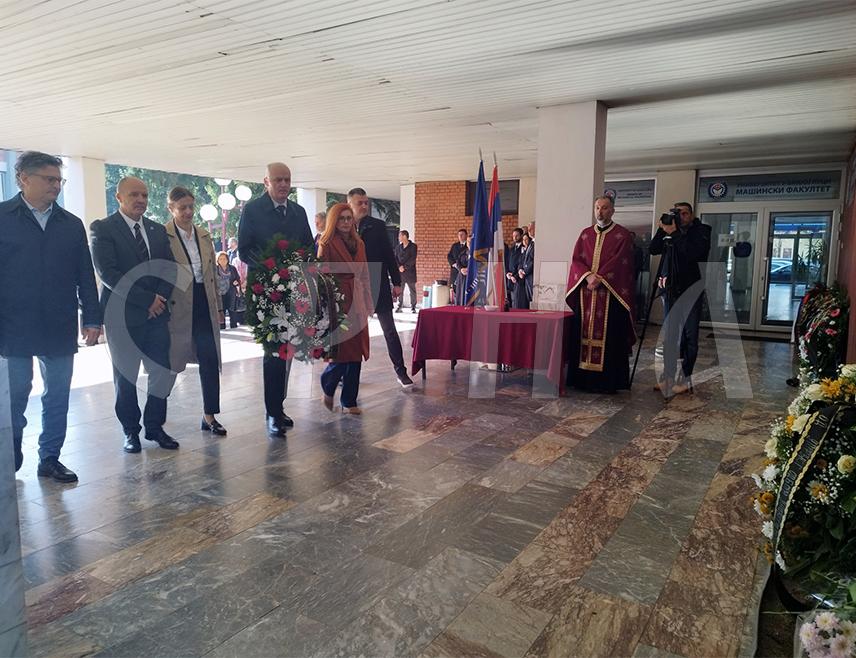 БАЊАЛУКА, 6. НОВЕМБРА /СРНА/ - Универзитет у Бањалуци у својој историји пролазио је кроз тешке периоде, укључујући и Одбрамбено-отаџбински рат у којем су учествовали студенти, наставници и запослени ове установе, који су чинили одбрану Републике Српске, изјавио је ректор Радослав Гајанин.