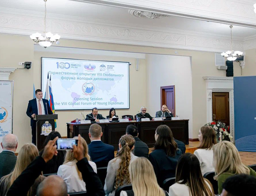 БАЊАЛУКА, 6. НОВЕМБРА /СРНА/ - Представнице Републике Српске на Свјетском форуму младих дипломата у Москви Ивона Пејашиновић и Милица Сумрак на најбољи начин су представиле Српску учешћем на сесијама о успостављању мултиполарног свијета, улози медија у дипломатији, те значају представника из области спорта, културе и образовања у промоцији једне државе, речено је Срни у Представништву Српске у Русији.