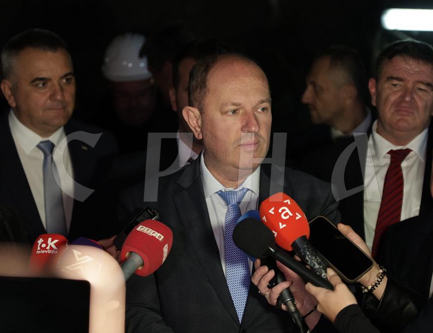 БЕРКОВИЋИ, 6. НОВЕМБРА /СРНА/ - Вршилац дужности генералног директора "Електропривреде Републике Српске" Лука Петровић изјавио је да је пробијање доводног тунела Хидроелектране /ХЕ/ "Дабар" велики подухват Владе Републике Српске, те да је остало још 120 дана да се заврши овај тунел.