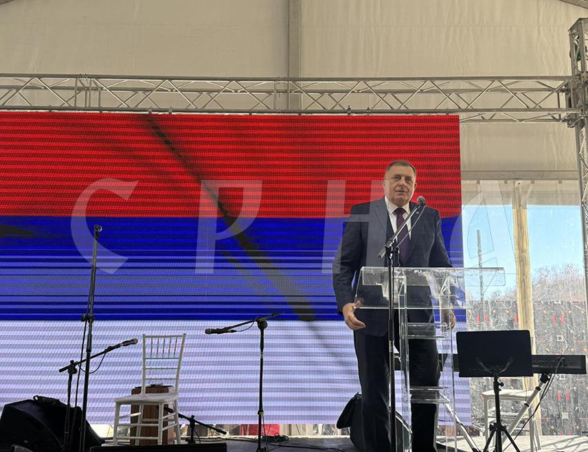 НЕВЕСИЊЕ, 6. НОВЕМБРА /СРНА/ - Предсједник Милорад Додик изјавио је данас у Невесињу да је Република Српска примјер успјеха и издржљивости, те да вољом људи иде напријед, без обзира на препреке.