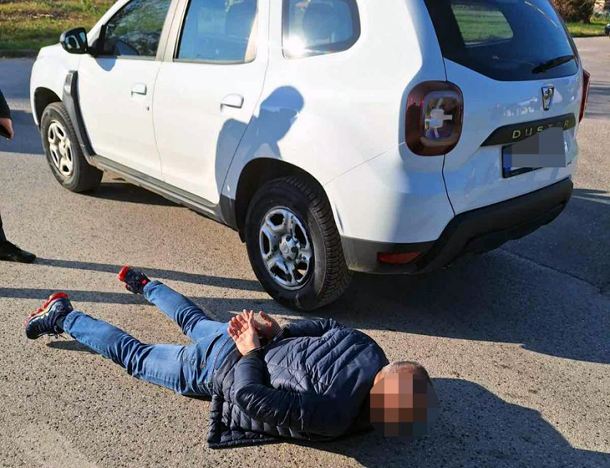 БАЊАЛУКА, 6. НОВЕМБРА /СРНА/ - Службеници Управе криминалистичке полиције Министарства унутрашњих послова /МУП/ Републике Српске ухапсили су данас лице из Добоја чији су иницијали М.Л. због почињених кривичних дјела примање мита и трговина утицајем.