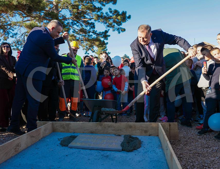 BILEĆA, NOVEMBER 6 /SRNA/ - President Milorad Dodik and Prime Minister of Republika Srpska Savo Minić today laid the foundation stone in Bileća for the construction of a new kindergarten, for which BAM 4.2 million will be invested in building and equipment, with funds provided by the Office of the President of Republika Srpska.