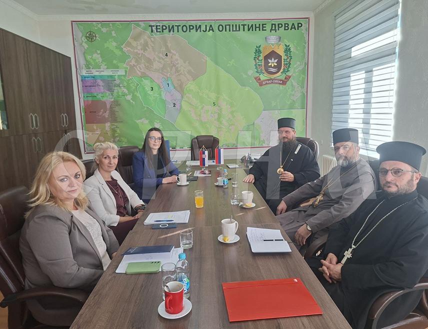 ДРВАР, 6. НОВЕМБРА /СРНА/ – Његово преосвештенство епископ бихаћко-петровачки Сергије боравио је данас у званичној посјети општини Дрвар, а током разговора са начелником општине Душицом Рунић посебан акценат био је на раду и потребама Храма Светог Саве у овој општини, као и на пројекту изградње централног парохијског дома, који ће допринијети јачању духовног и друштвеног живота вјерника.